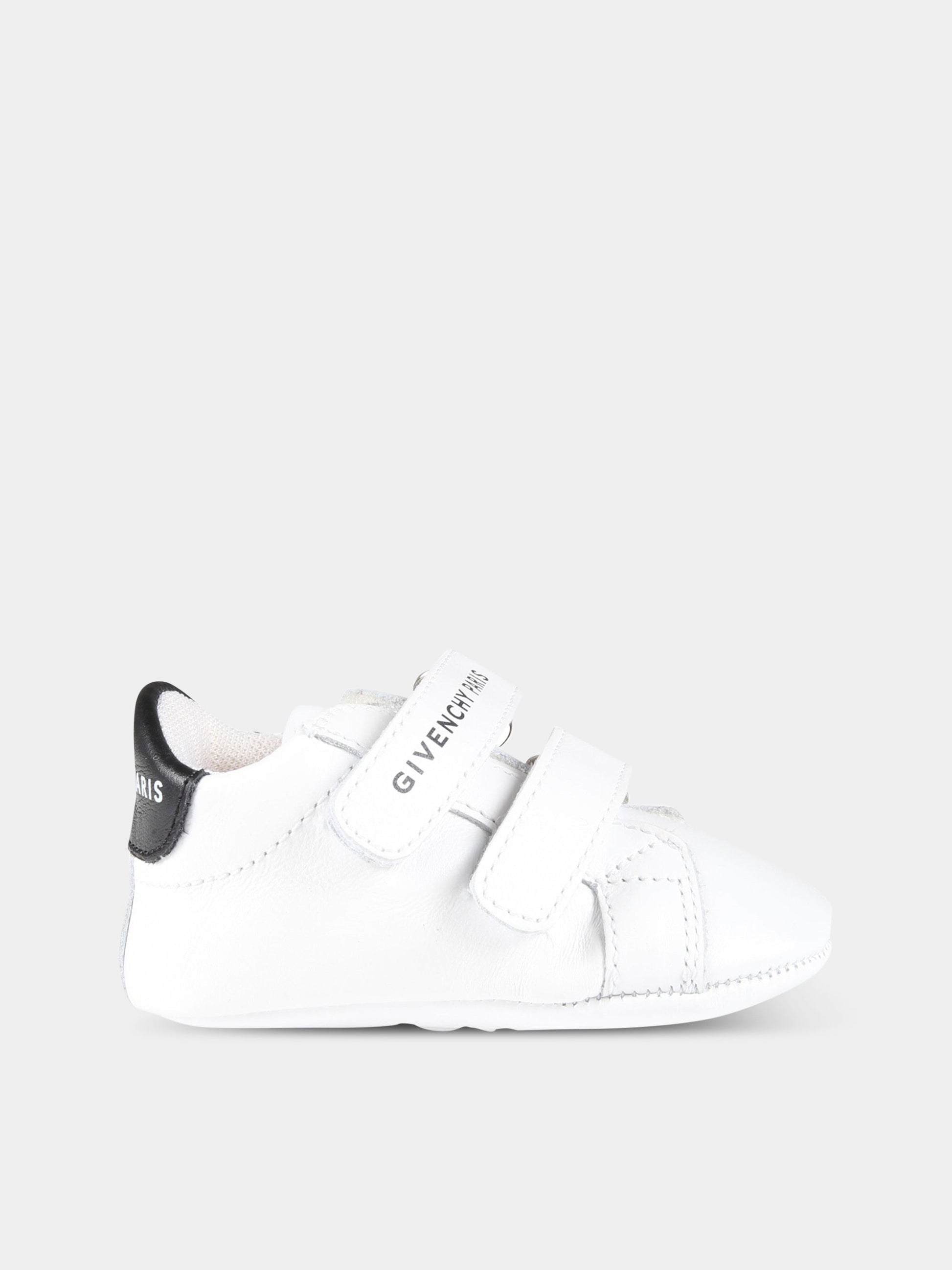 Scarpe bianche da culla per neonato con logo nero,Givenchy Kids,H99035 10B